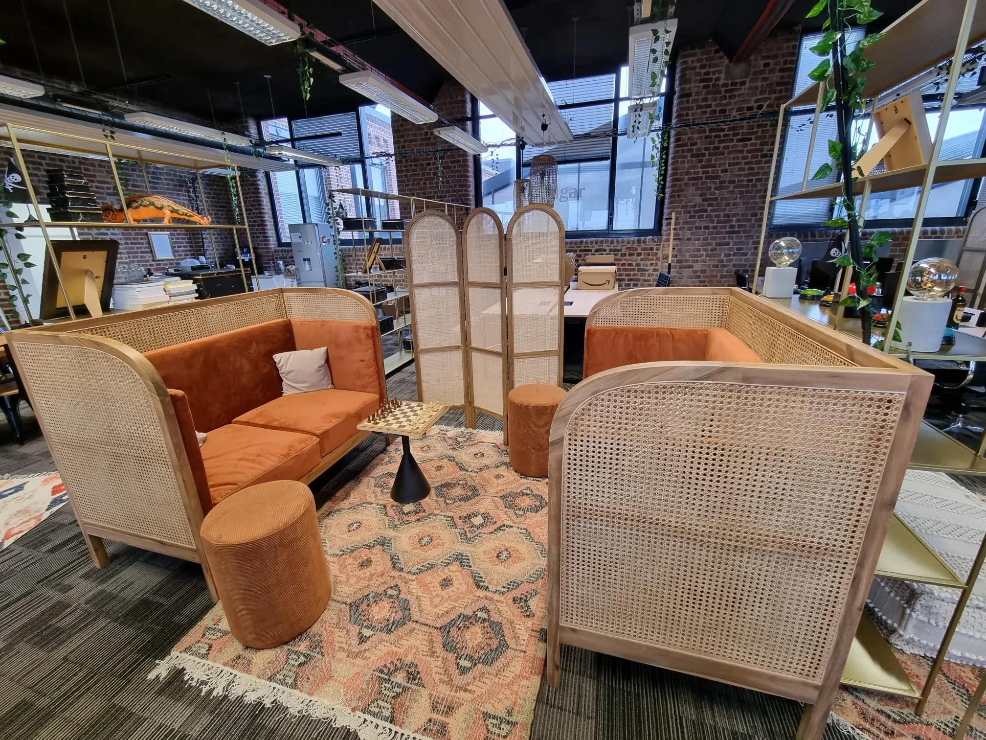 Mobilier bois et rotin sélectionné par Studio Wano pour les bureaux d'Algar