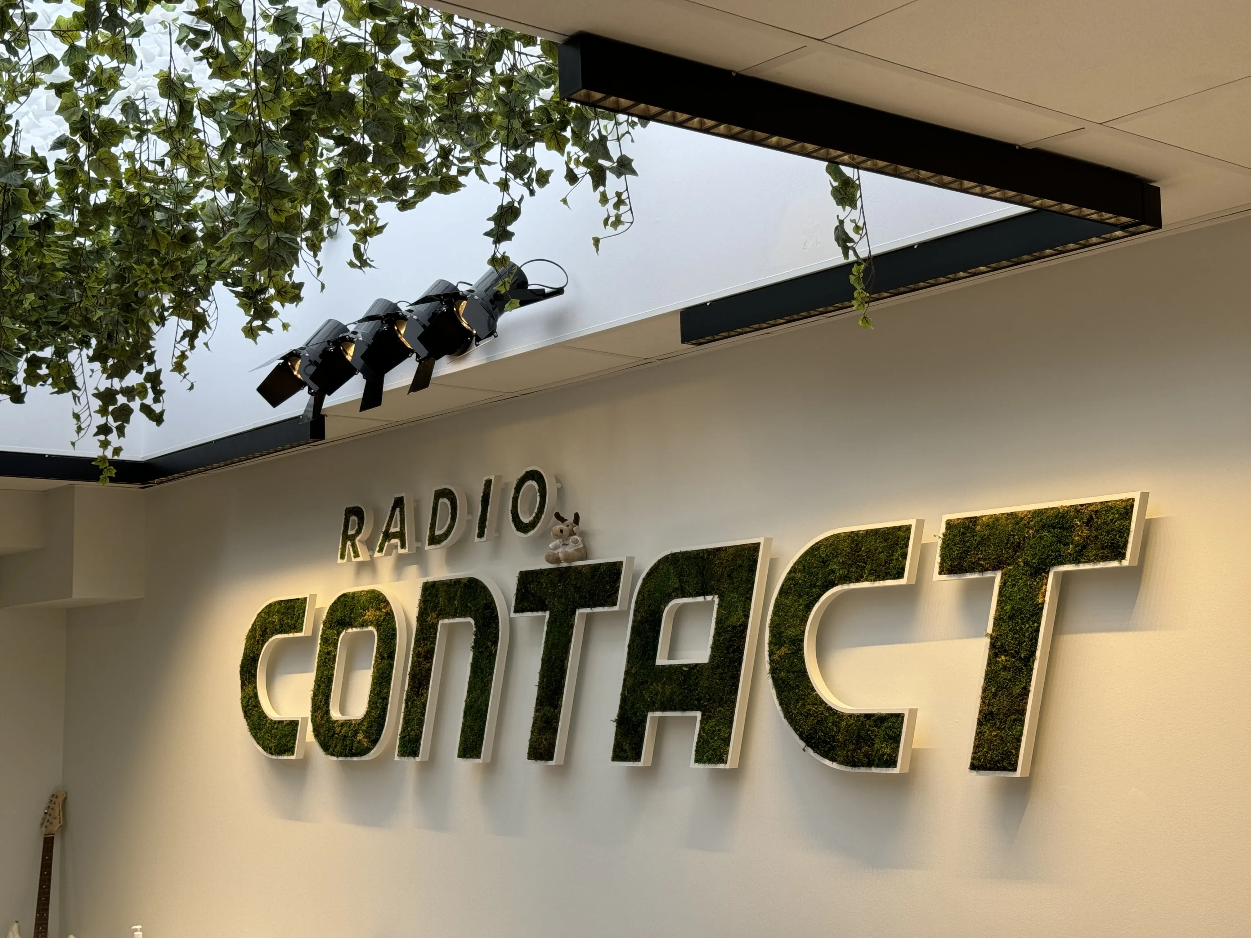 Bureaux de Contact FM aménagés par Studio Wano